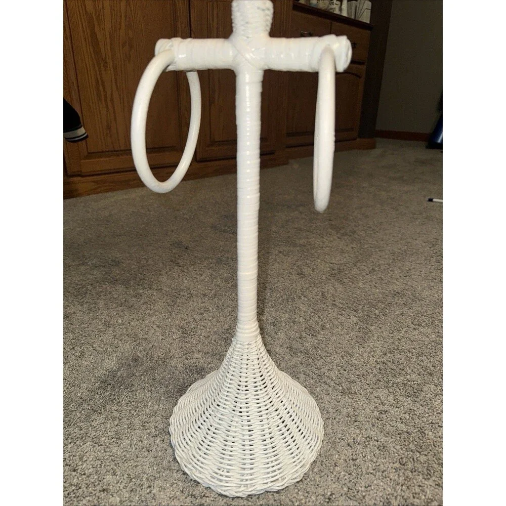 Wicker Guest Towel Holder Stand Double Rings White Tone Nautical Victorian Hobo